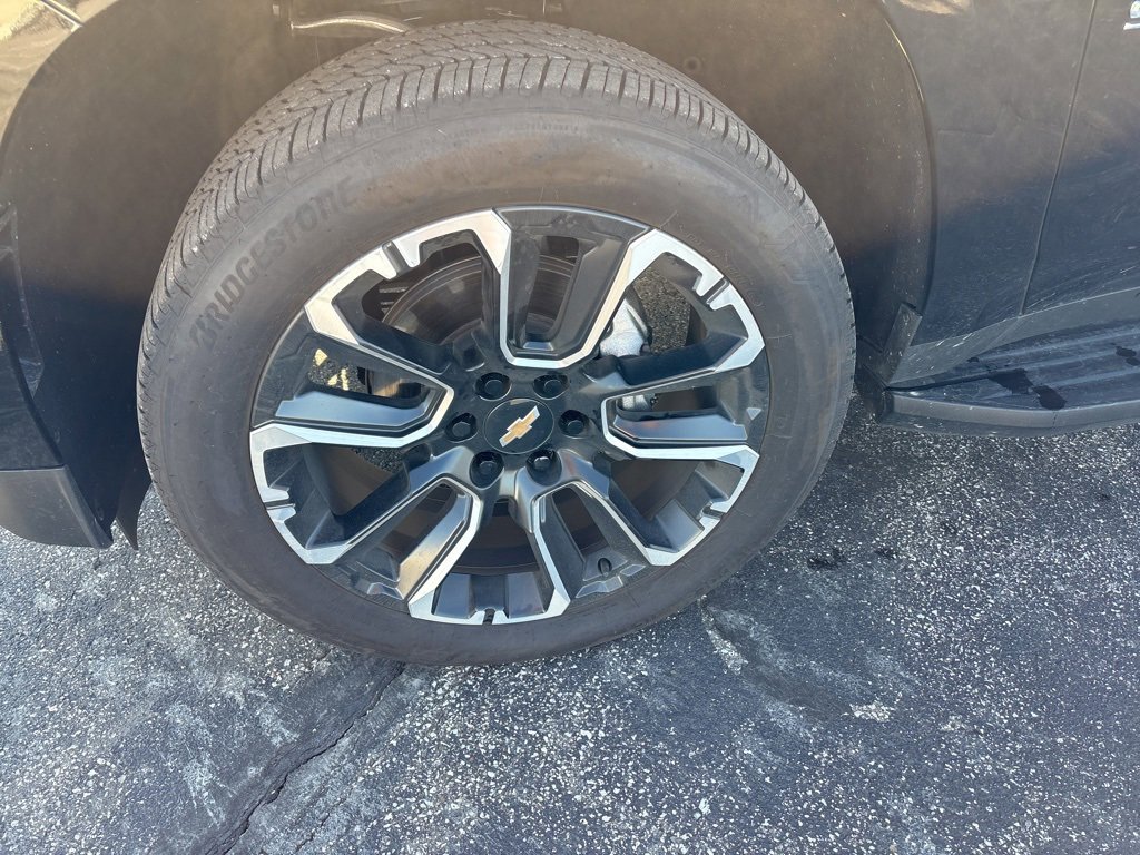 2025 Chevrolet Suburban High Country photo 2