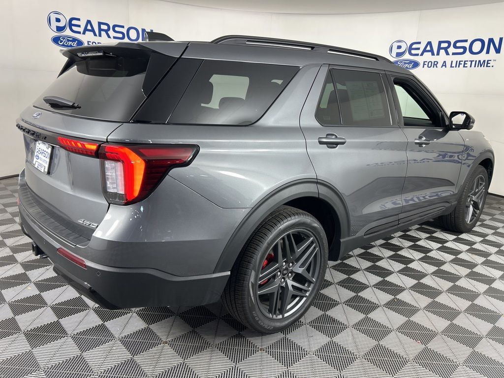 2025 Ford Explorer ST-Line photo 2