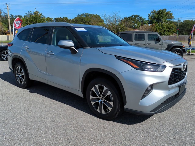 2023 Toyota Highlander XLE photo 2