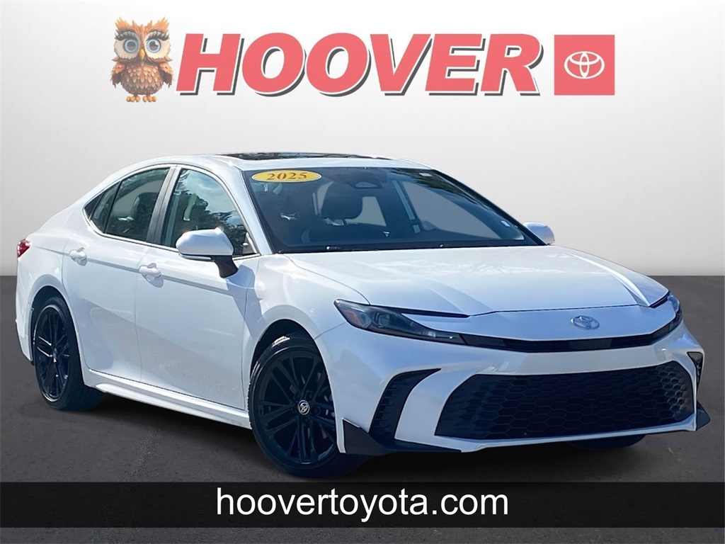 2025 Toyota Camry SE's photo