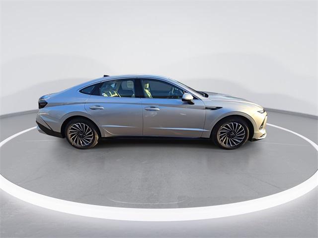 2025 Hyundai Sonata Hybrid SEL photo 2