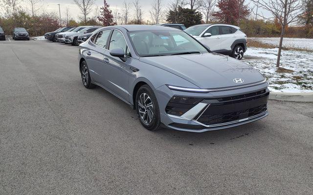 2026 Hyundai Sonata Hybrid Blue photo 4