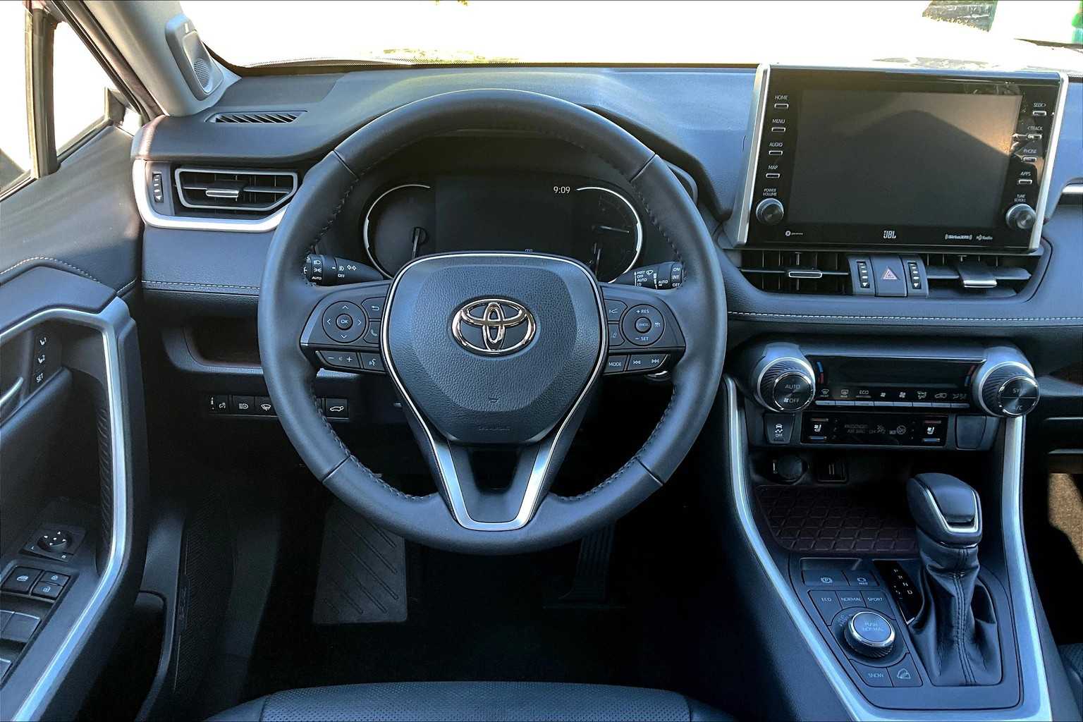 2022 Toyota RAV4 Limited photo 5