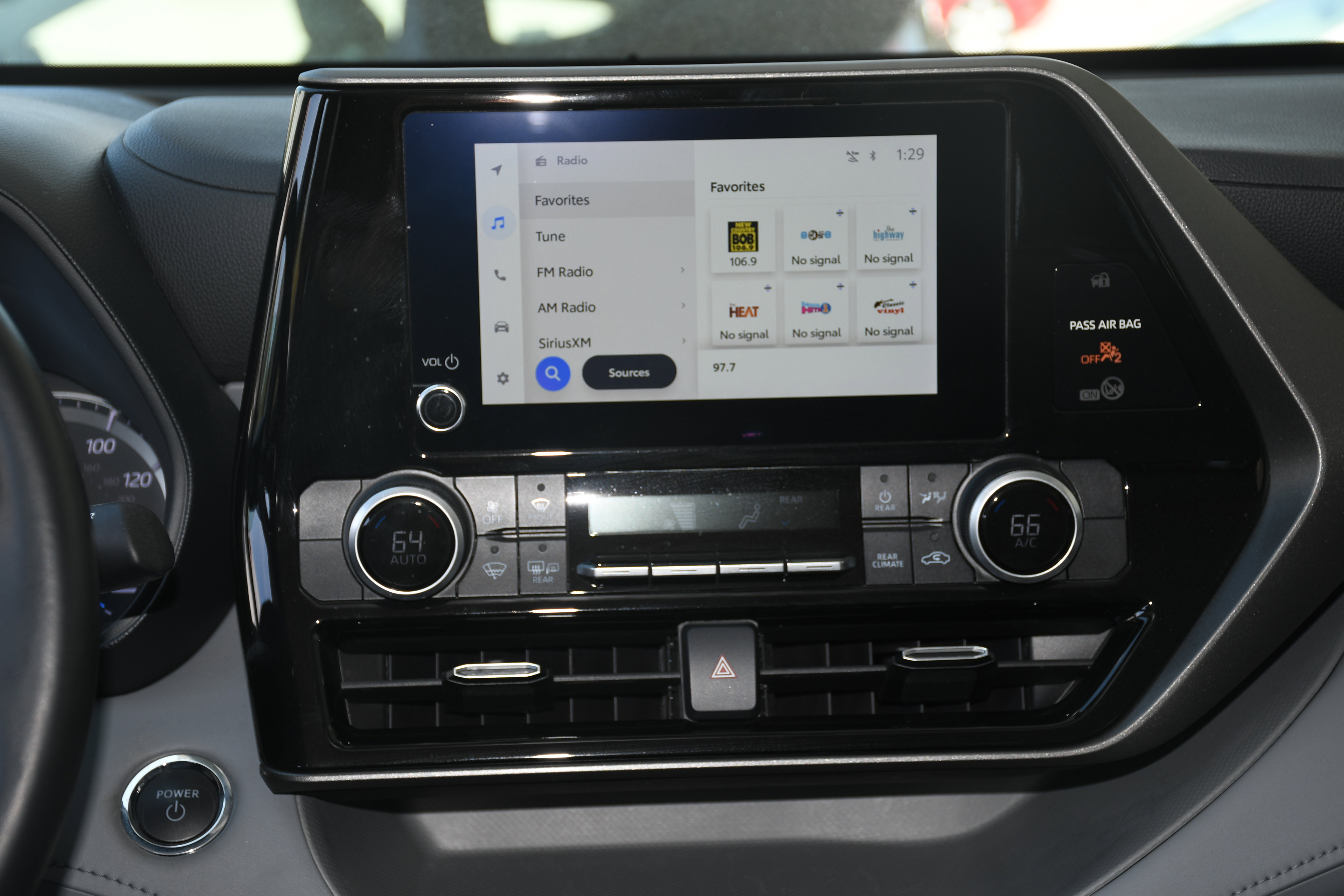 2023 Toyota Highlander Hybrid LE photo 4