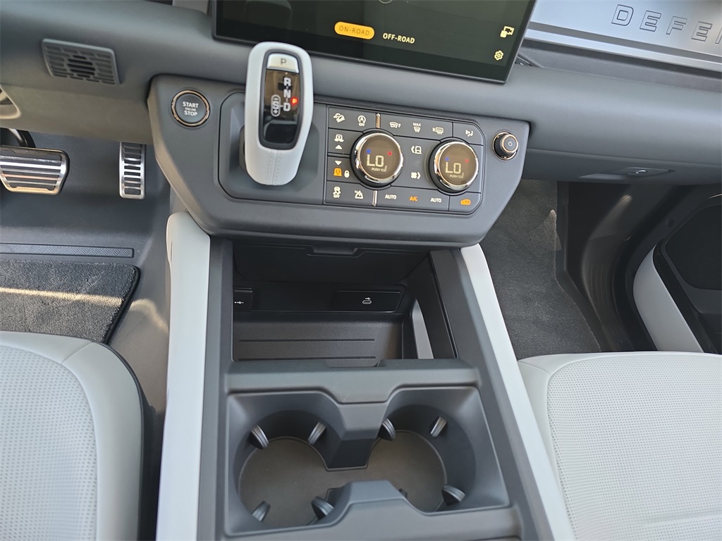 2025 Land Rover Defender 110 V8 photo 22