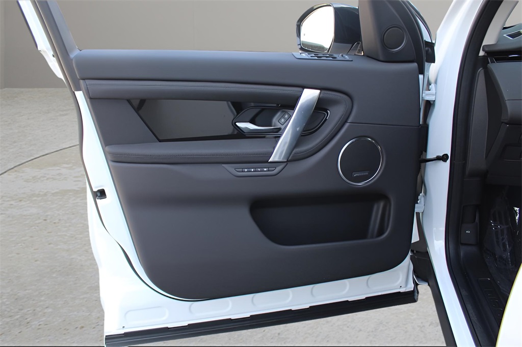 2025 Land Rover Discovery Sport S photo 9