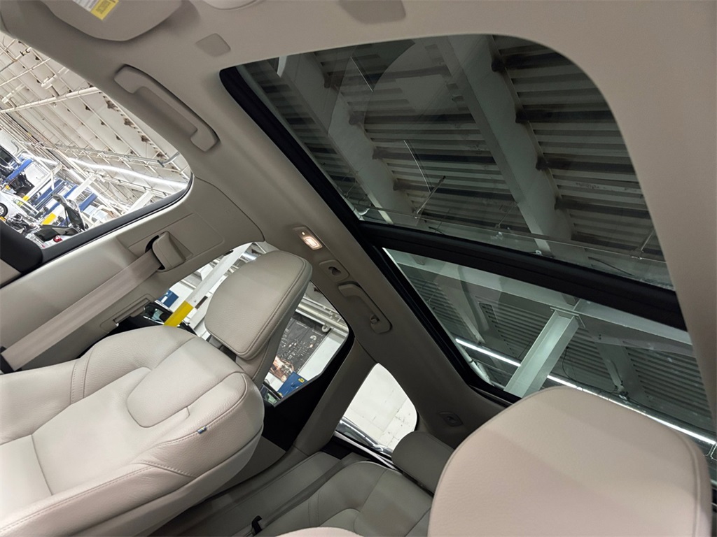 2023 Volvo XC60 B5 Plus photo 29
