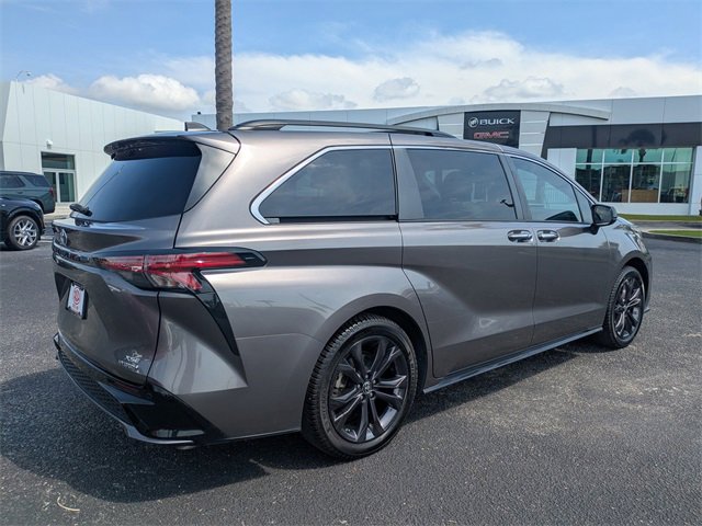 2022 Toyota Sienna XSE photo 3