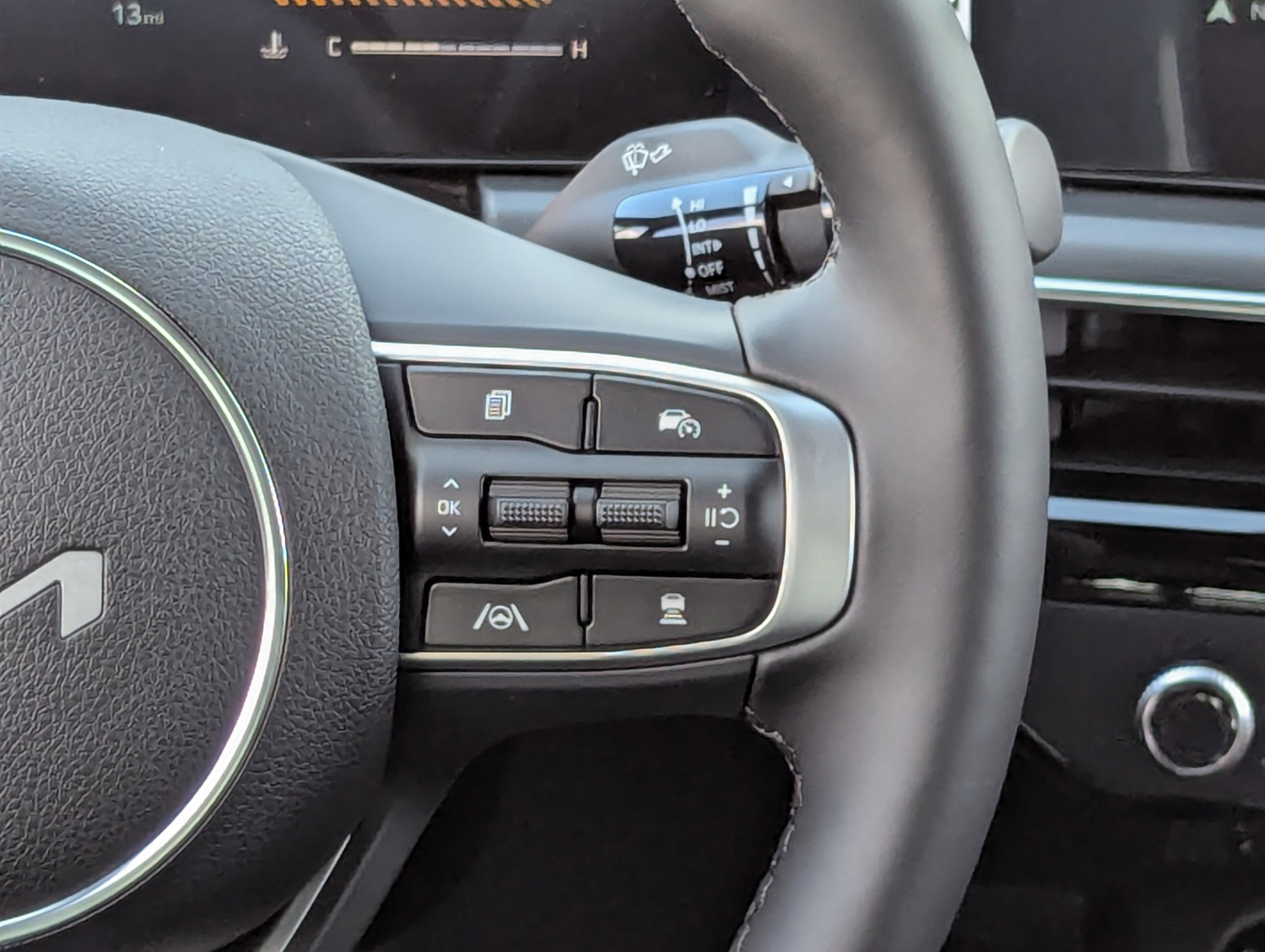 2025 Kia K5 GT-Line photo 4