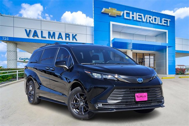 2024 Toyota Sienna Woodland Edition's photo