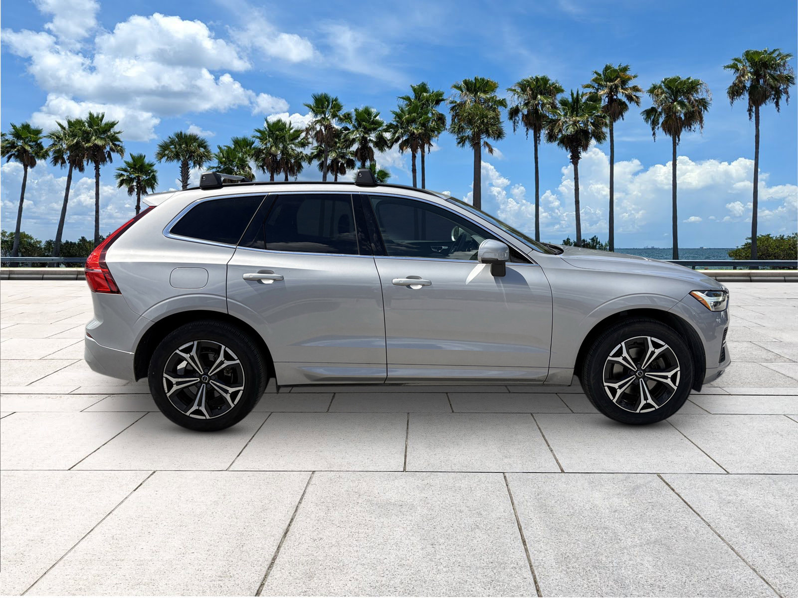 2022 Volvo XC60 Momentum photo 11