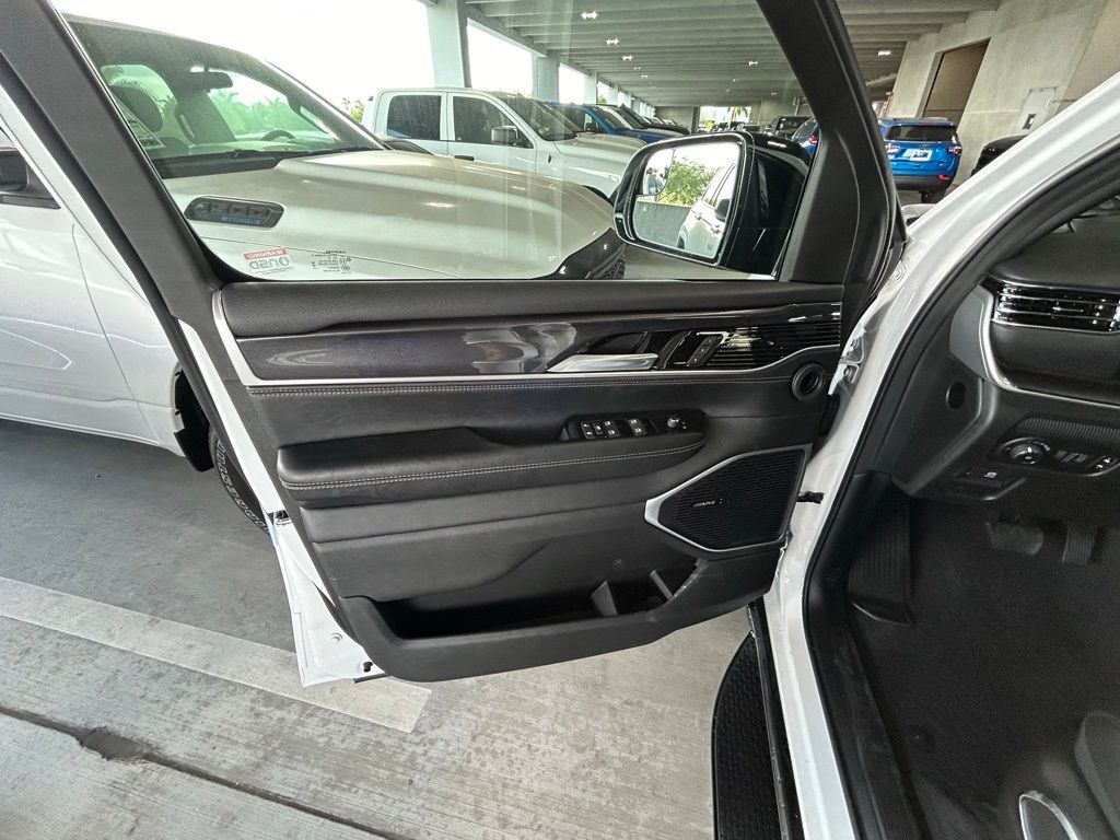 2024 Jeep Wagoneer Base photo 33