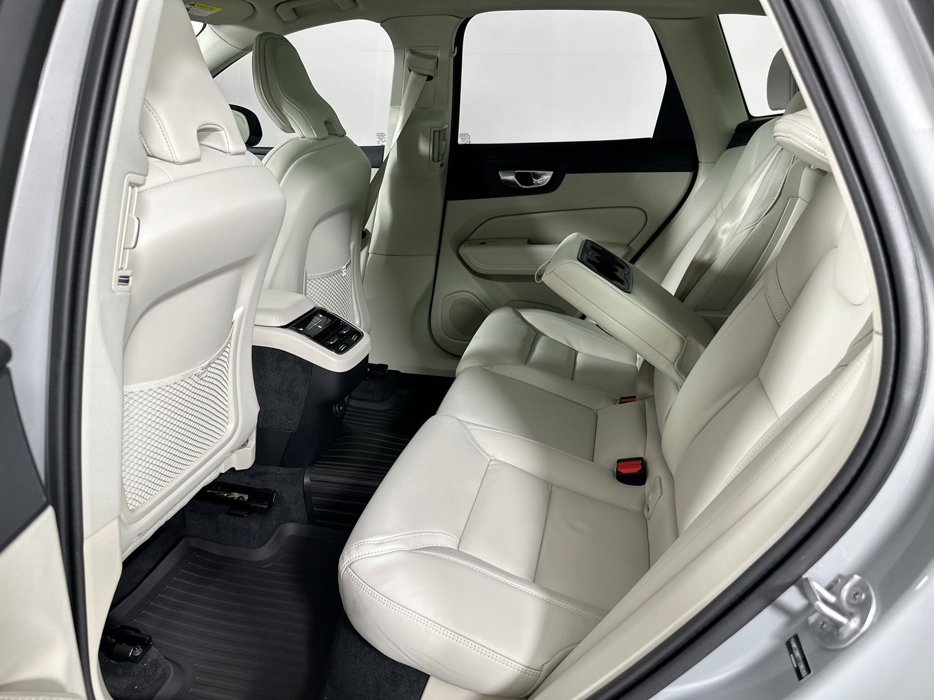 2026 Volvo XC60 B5 photo 22