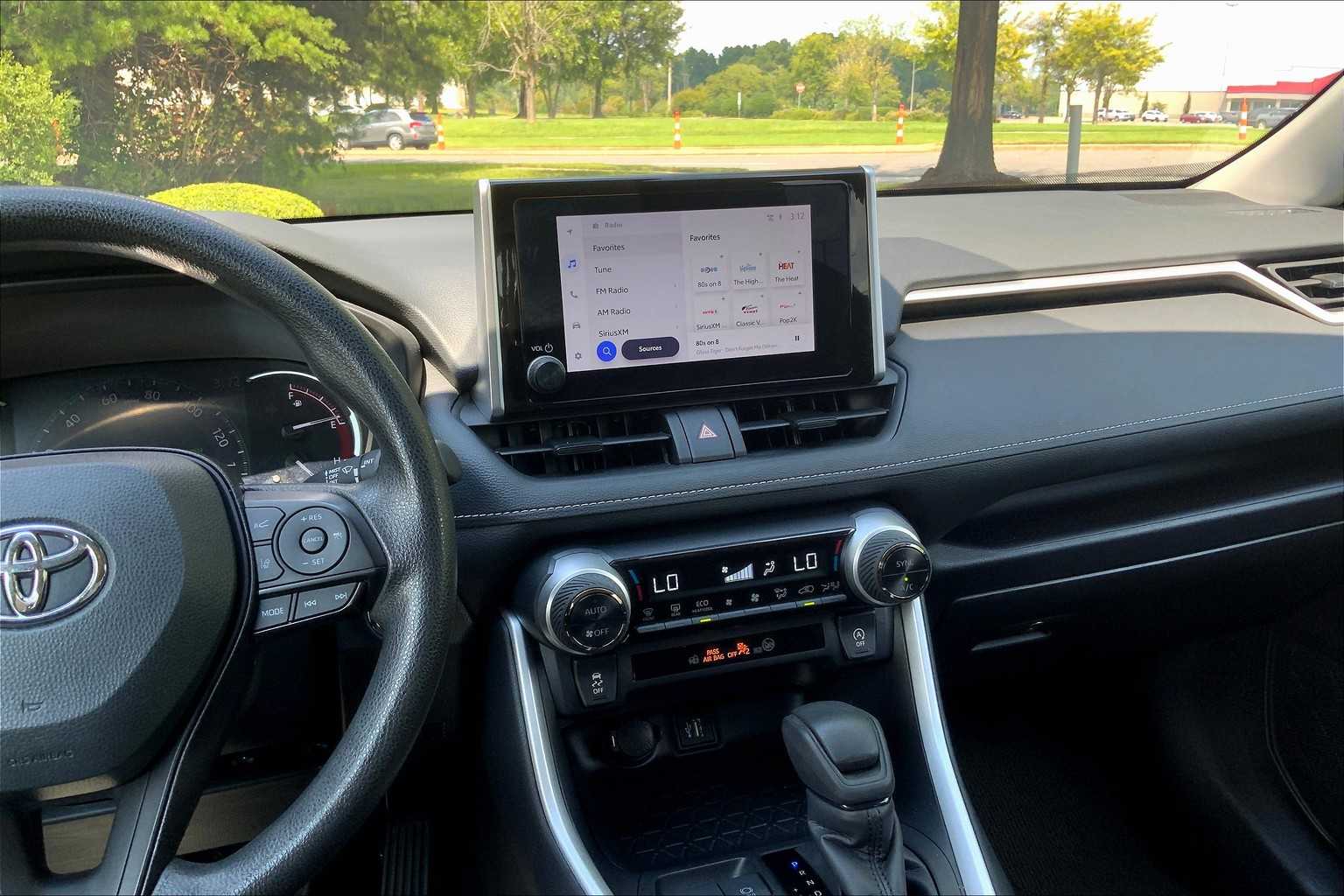 2024 Toyota RAV4 XLE photo 5