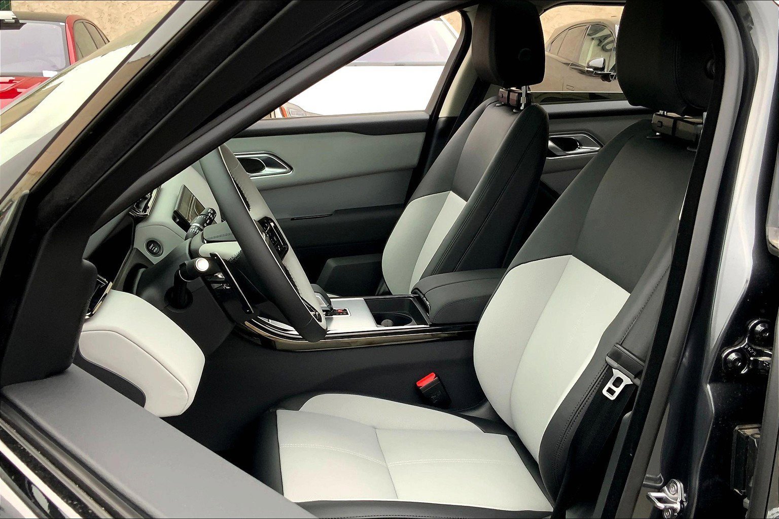 2025 Land Rover Range Rover Velar S photo 8
