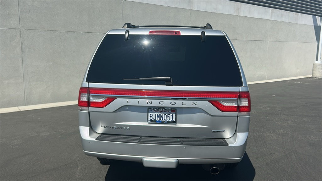 2016 Lincoln Navigator Select photo 3