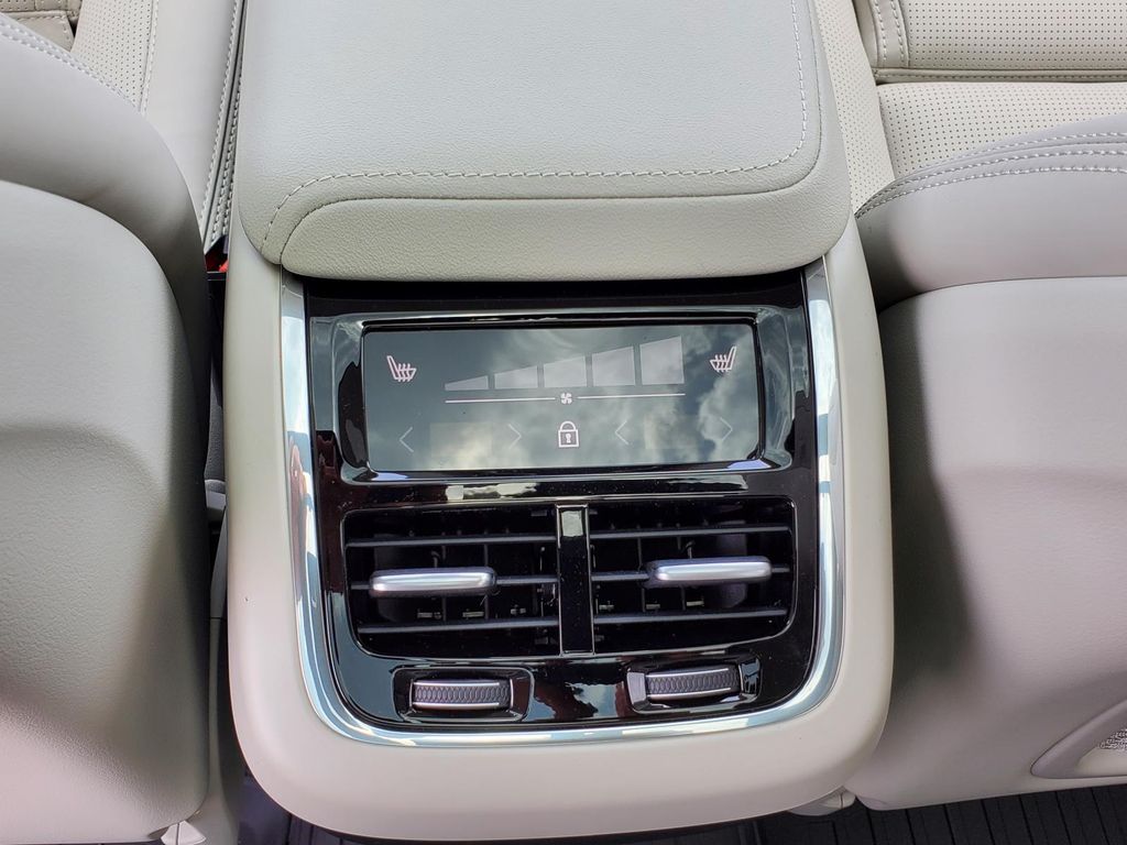 2026 Volvo XC60 B5 photo 15