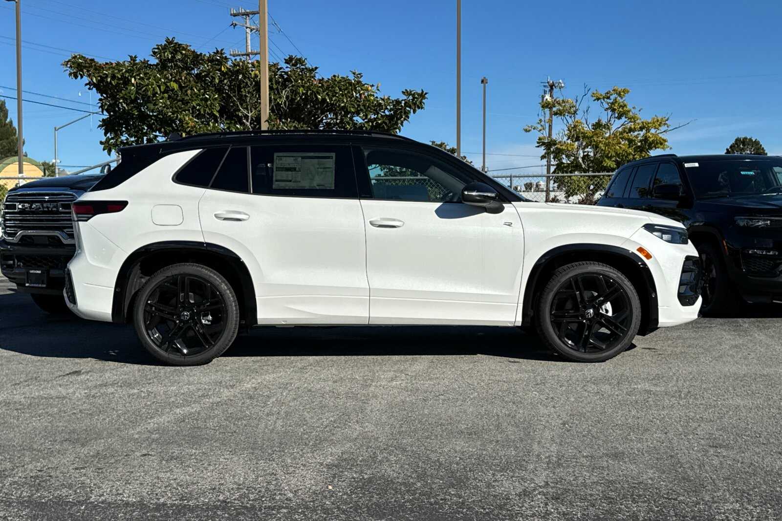 2026 Volkswagen Tiguan SE R-Line Black photo 3