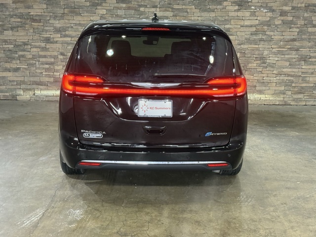 2025 Chrysler Pacifica Hybrid photo 2