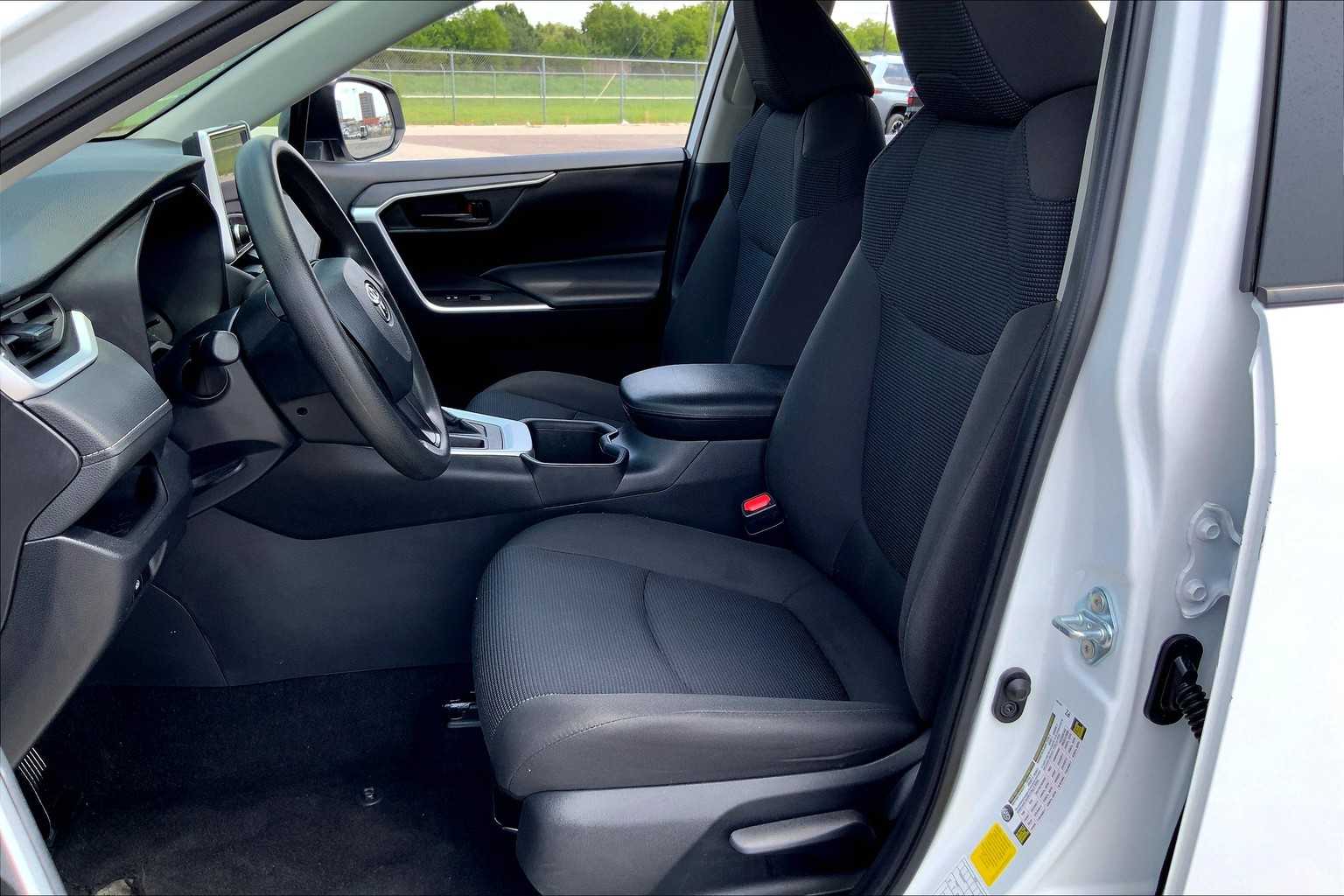 2024 Toyota RAV4 LE photo 5