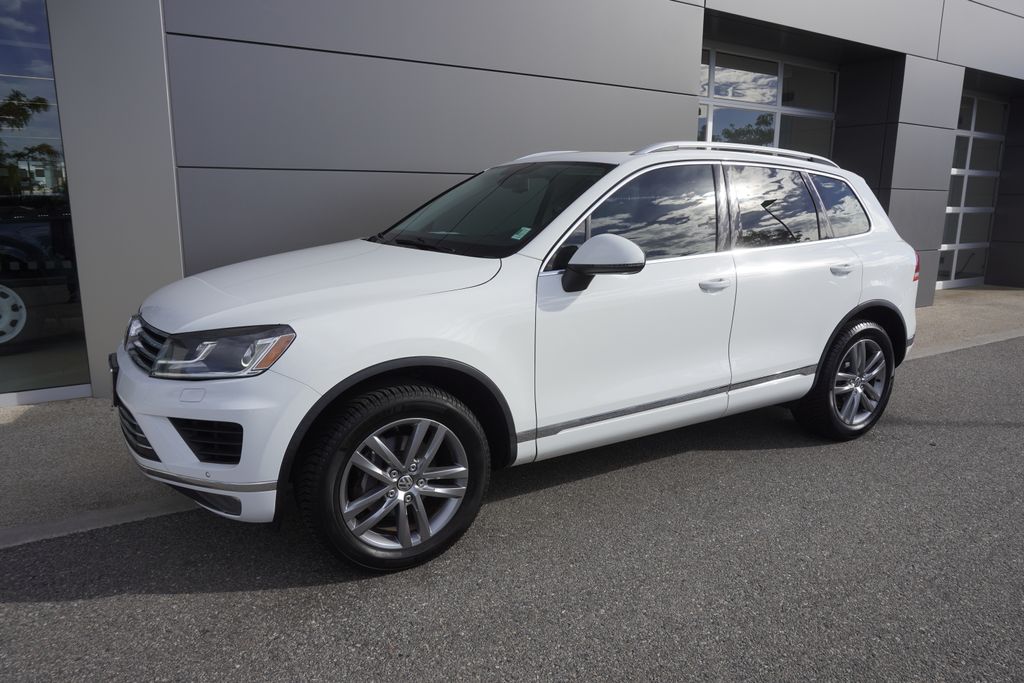 2016 Volkswagen Touareg FSI Sport Lux Executive photo 3