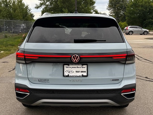 2025 Volkswagen Taos SE photo 3