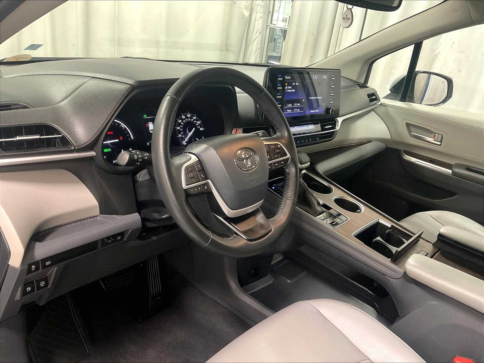 2022 Toyota Sienna XLE photo 8