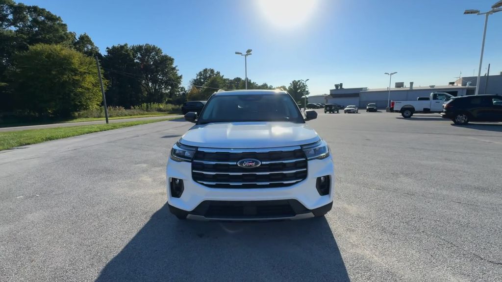 2025 Ford Explorer photo 2
