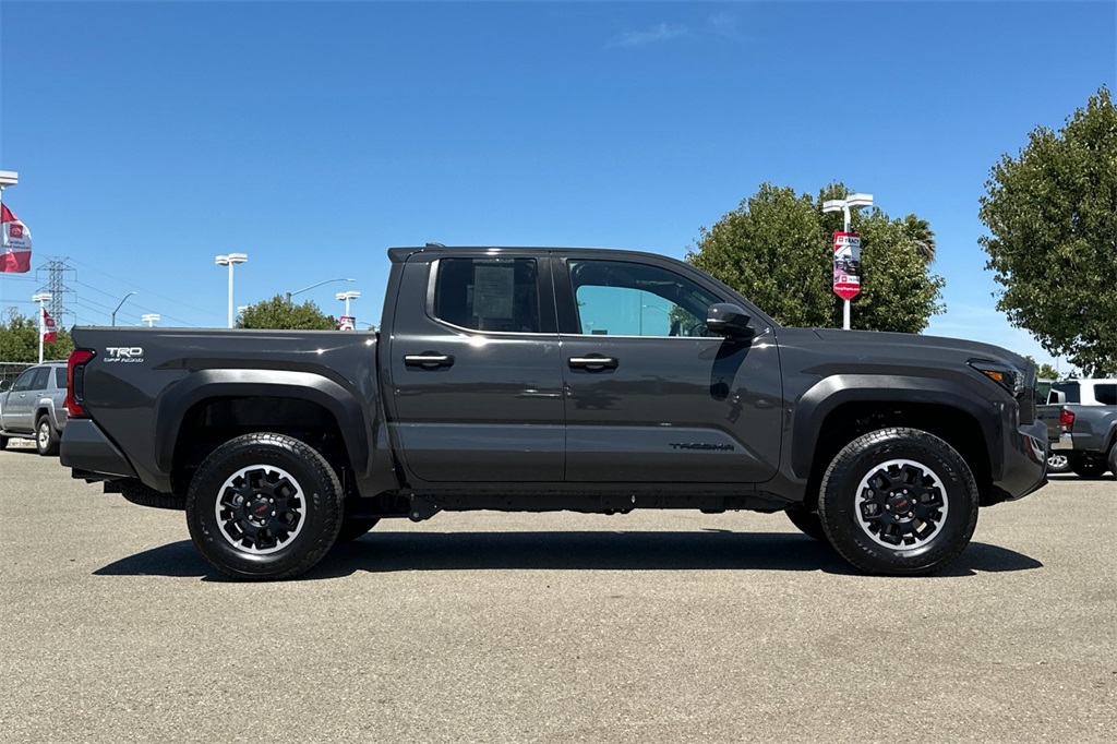 2025 Toyota Tacoma TRD Off-Road photo 3
