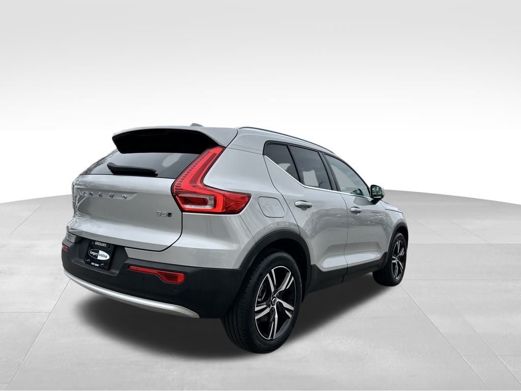 2025 Volvo XC40 Core photo 4