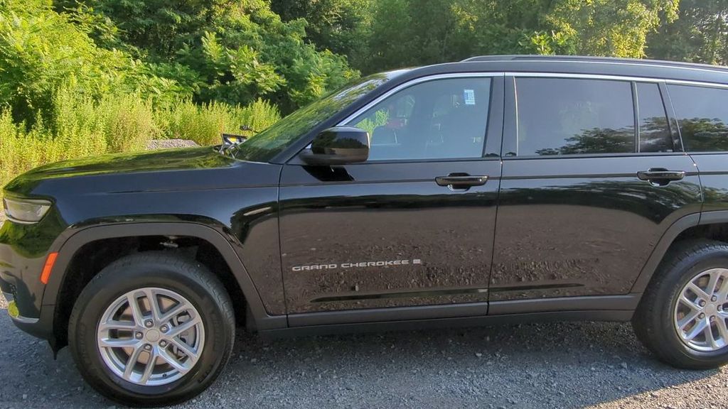 2025 Jeep Grand Cherokee Laredo X photo 3