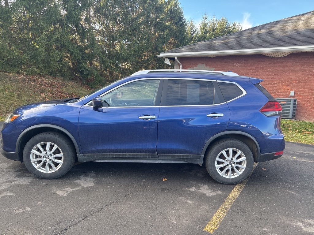 2020 Nissan Rogue SV photo 3