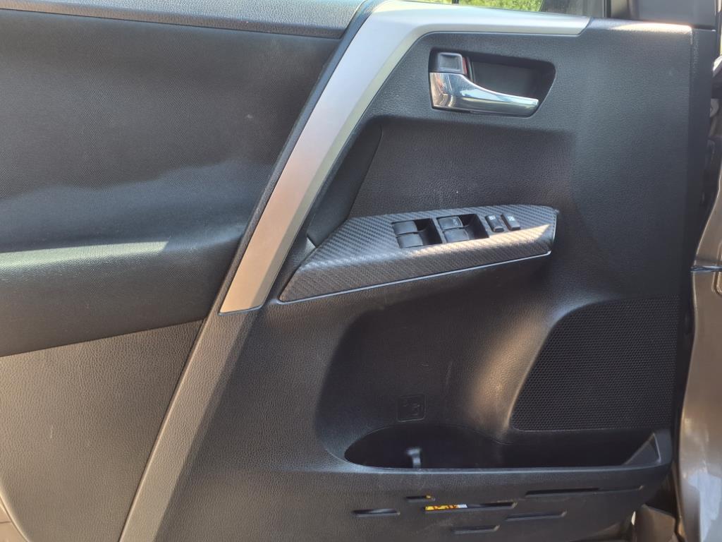 2015 Toyota RAV4 XLE photo 11