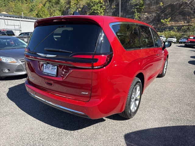 2026 Chrysler Pacifica photo 2