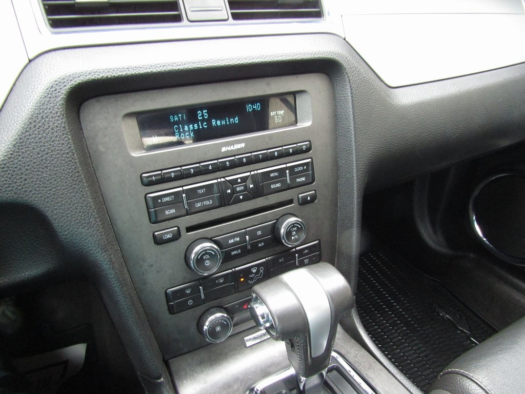 2011 Ford Mustang V6 Premium photo 19