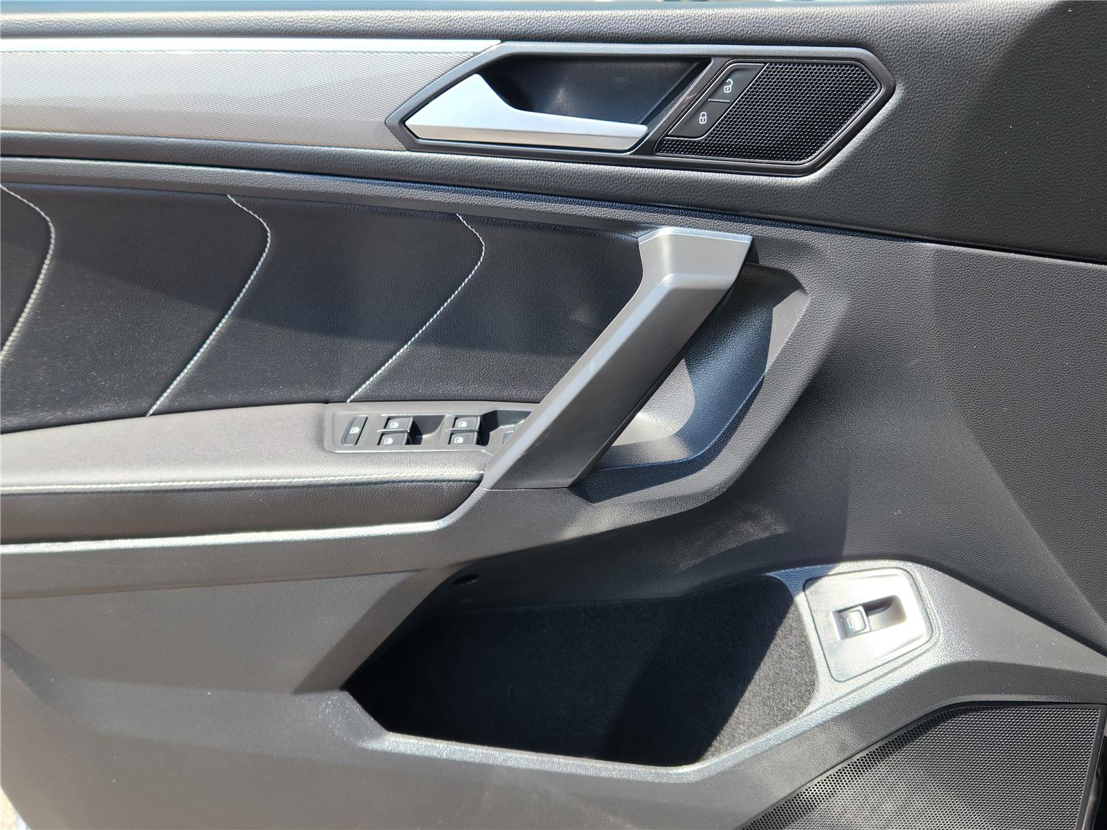 2022 Volkswagen Tiguan SE R-Line Black photo 2