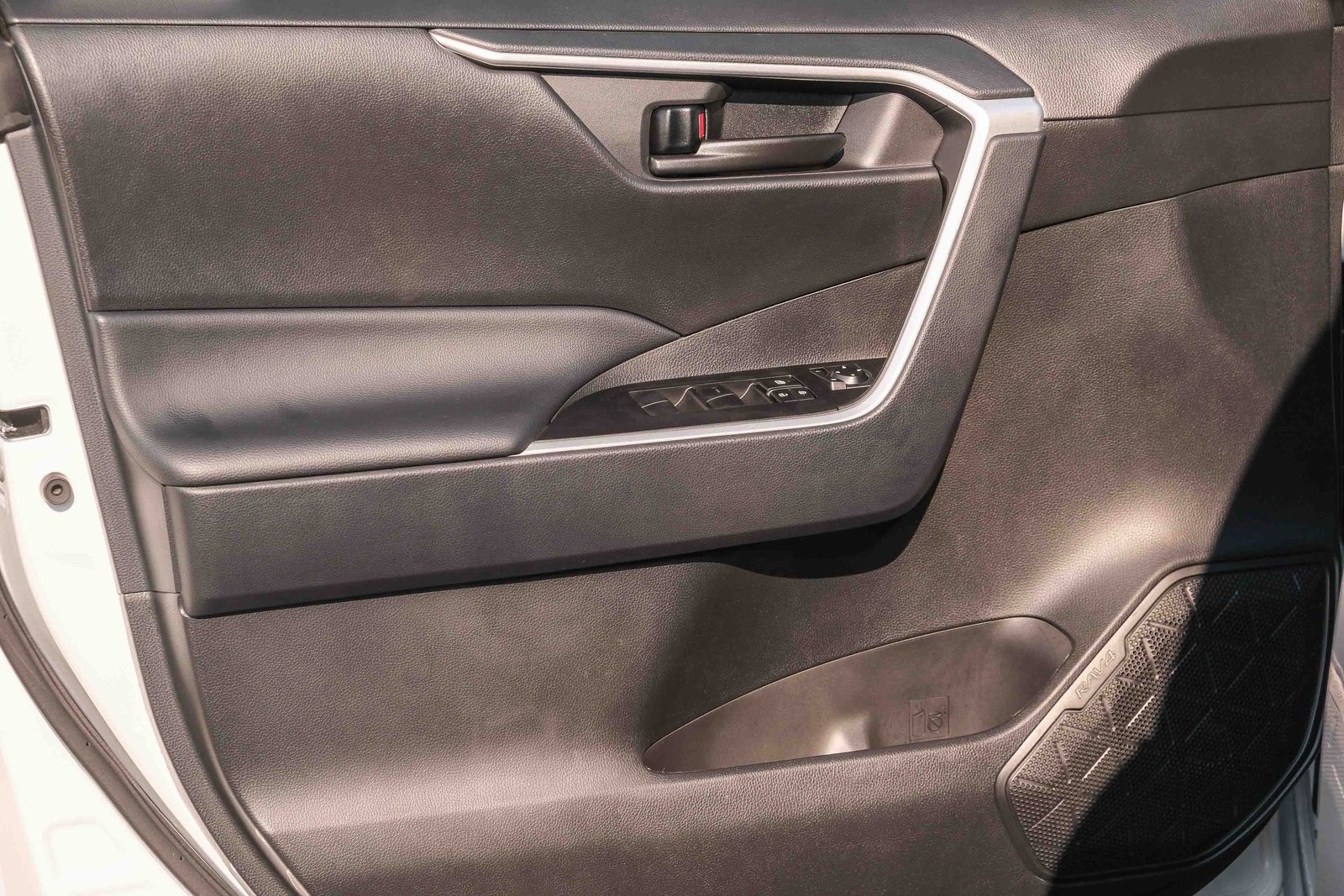 2025 Toyota RAV4 LE photo 21