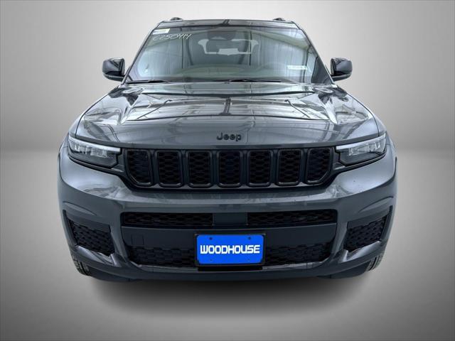 2025 Jeep Grand Cherokee Altitude photo 2
