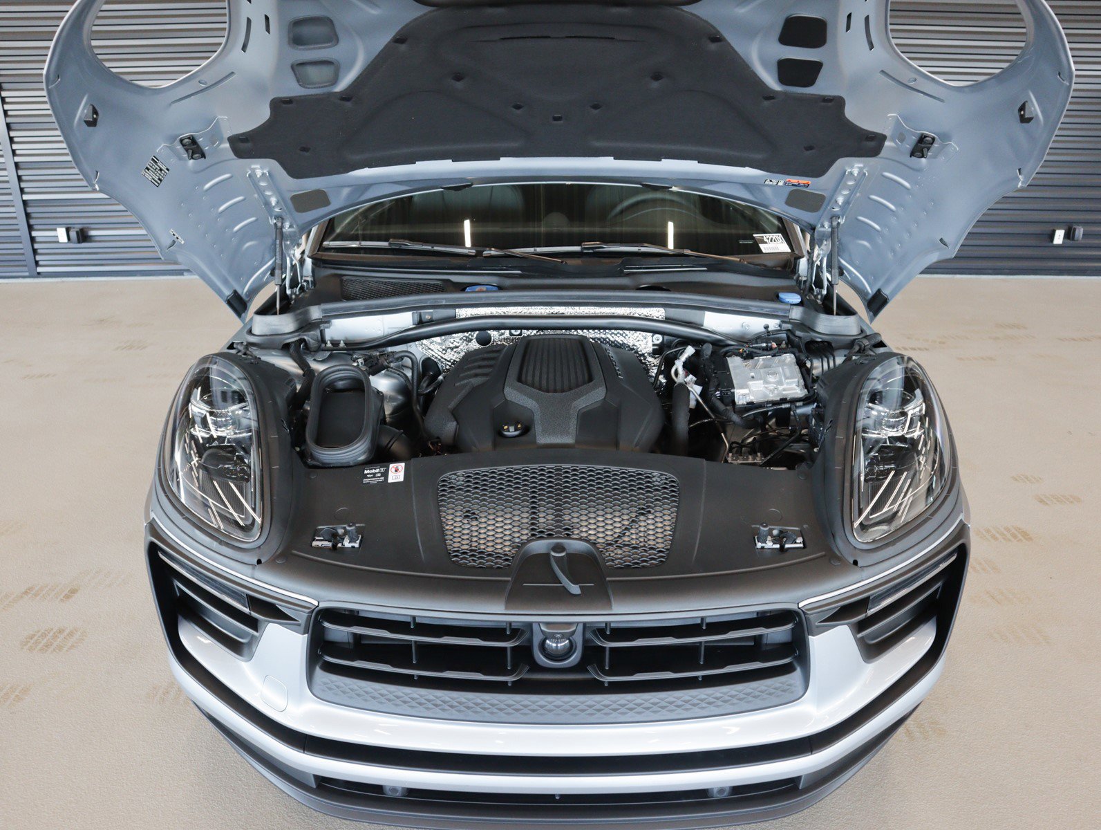 2025 Porsche Macan T photo 24