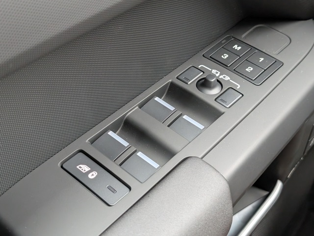 2025 Land Rover Defender 110 S photo 24