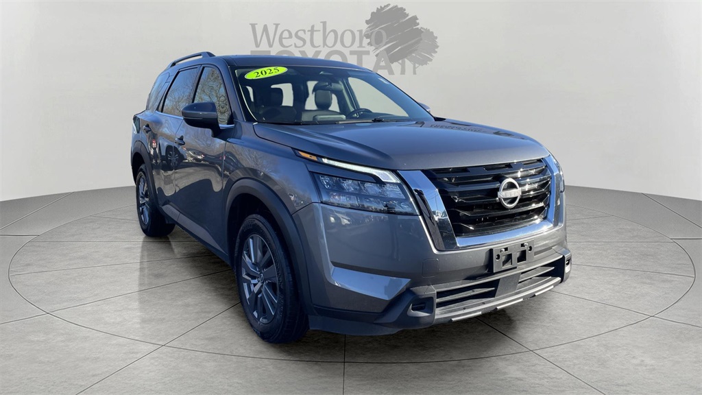 2025 Nissan Pathfinder SV's photo