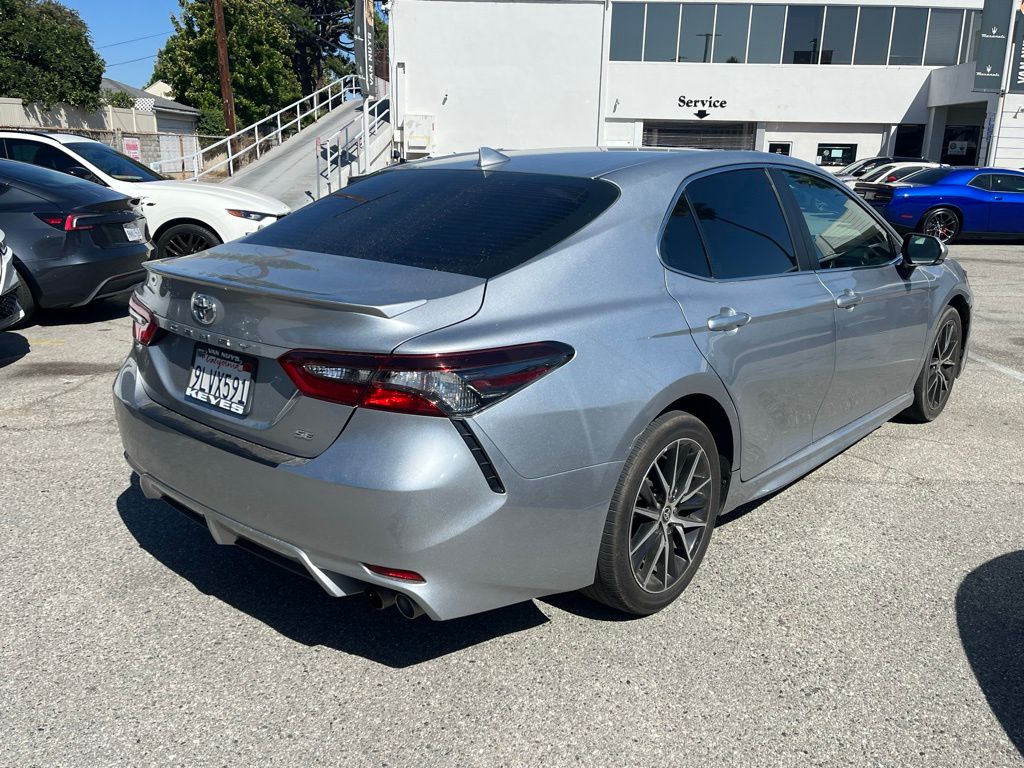 2021 Toyota Camry SE photo 3
