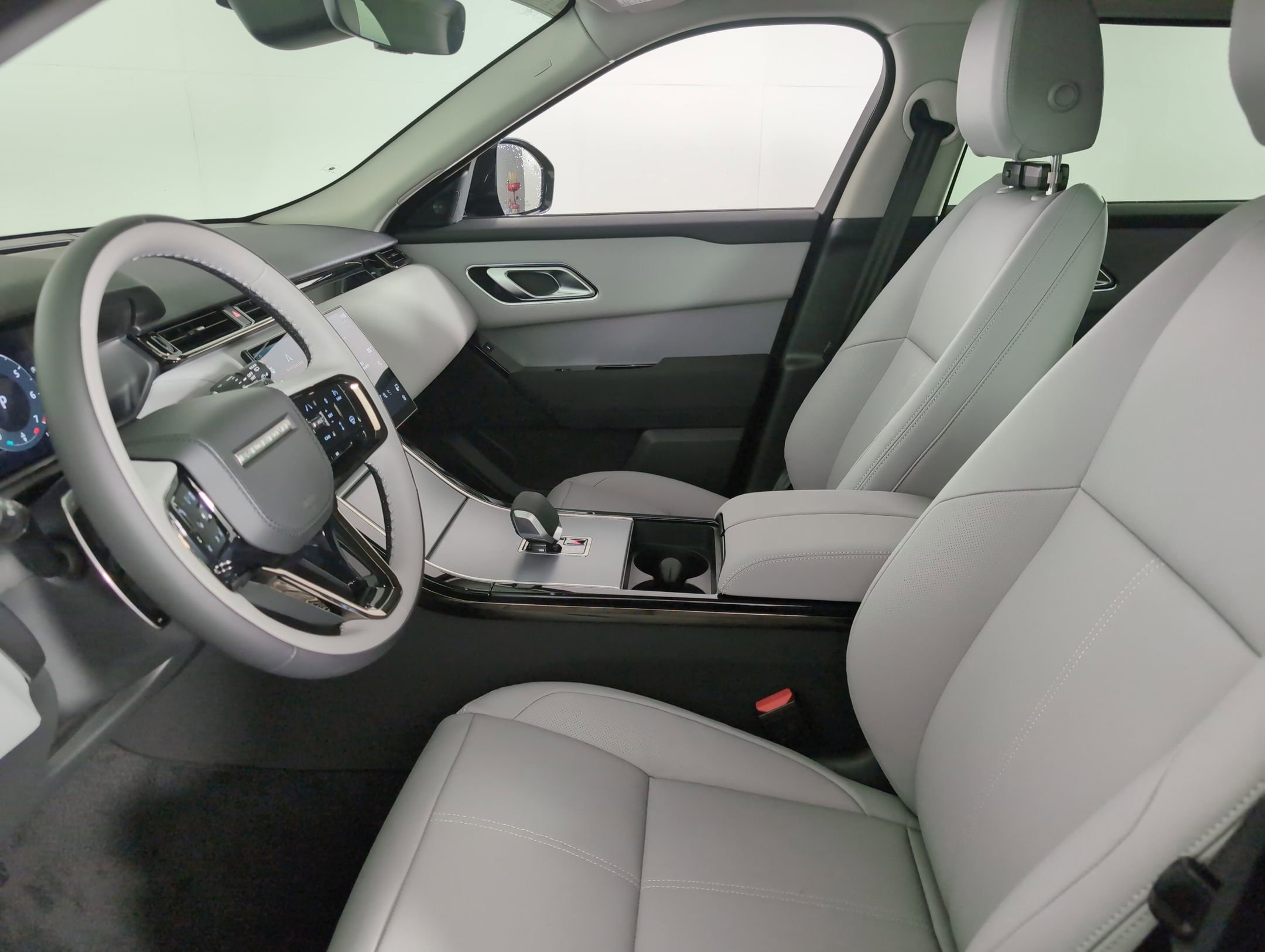 2025 Land Rover Range Rover Velar P250 S photo 4