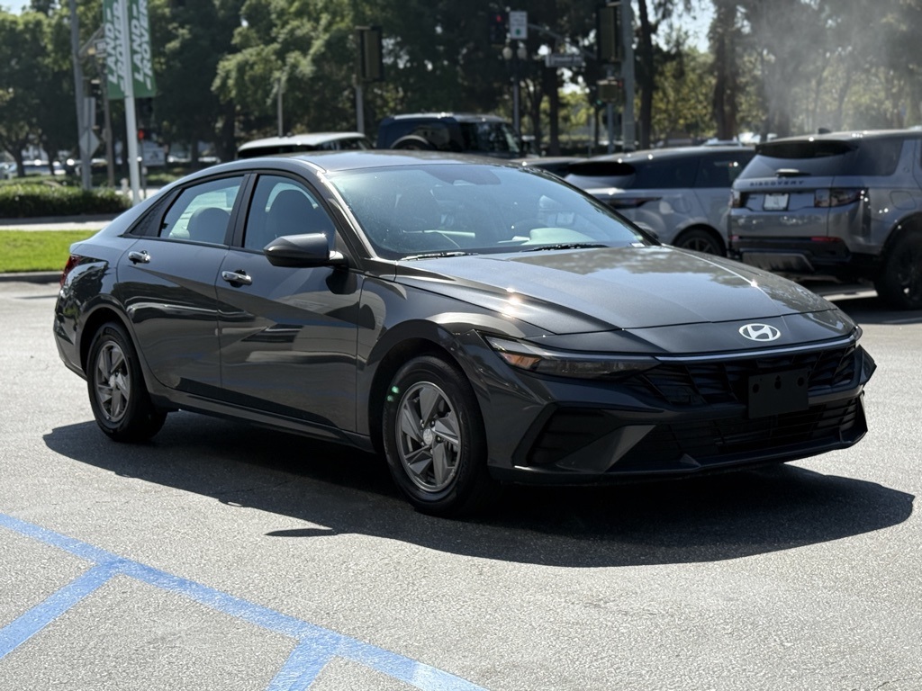 2025 Hyundai Elantra SE photo 2