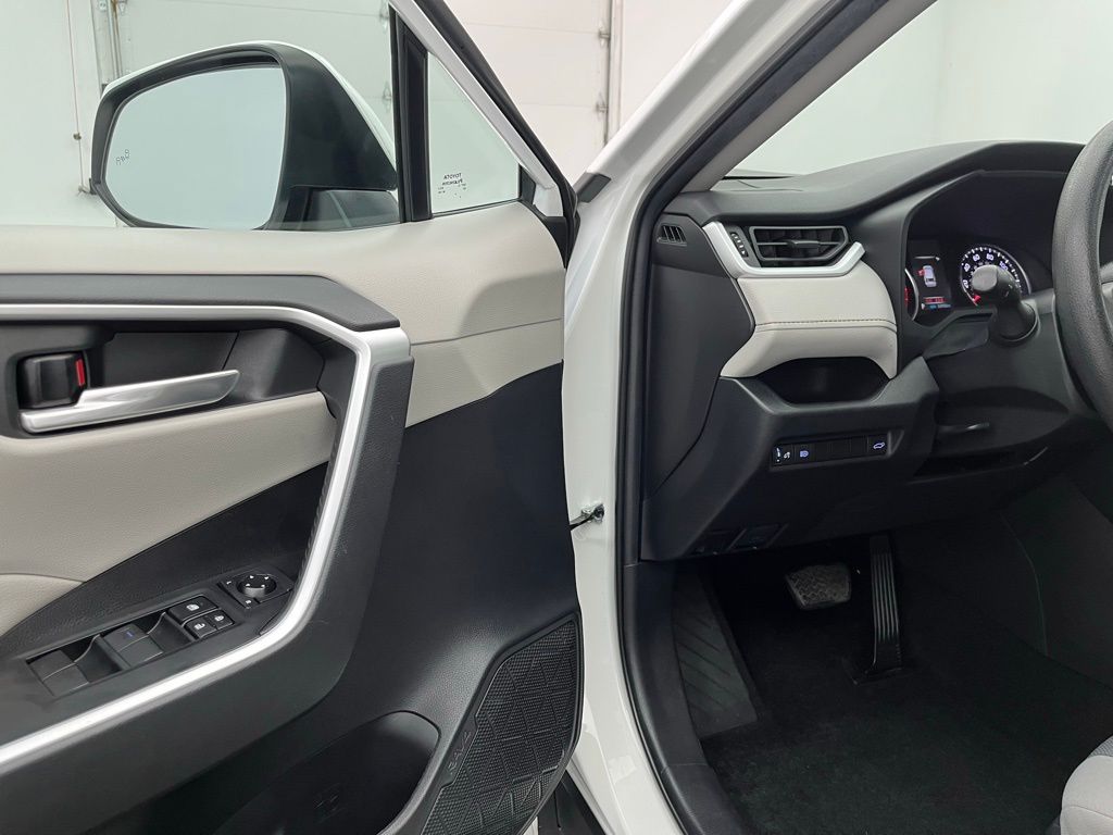 2021 Toyota RAV4 XLE photo 16