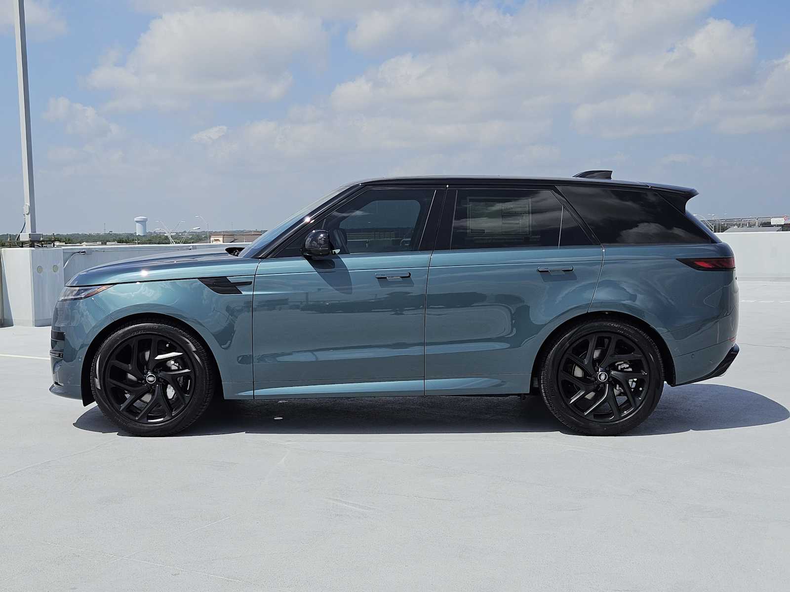 2025 Land Rover Range Rover Sport SE photo 4