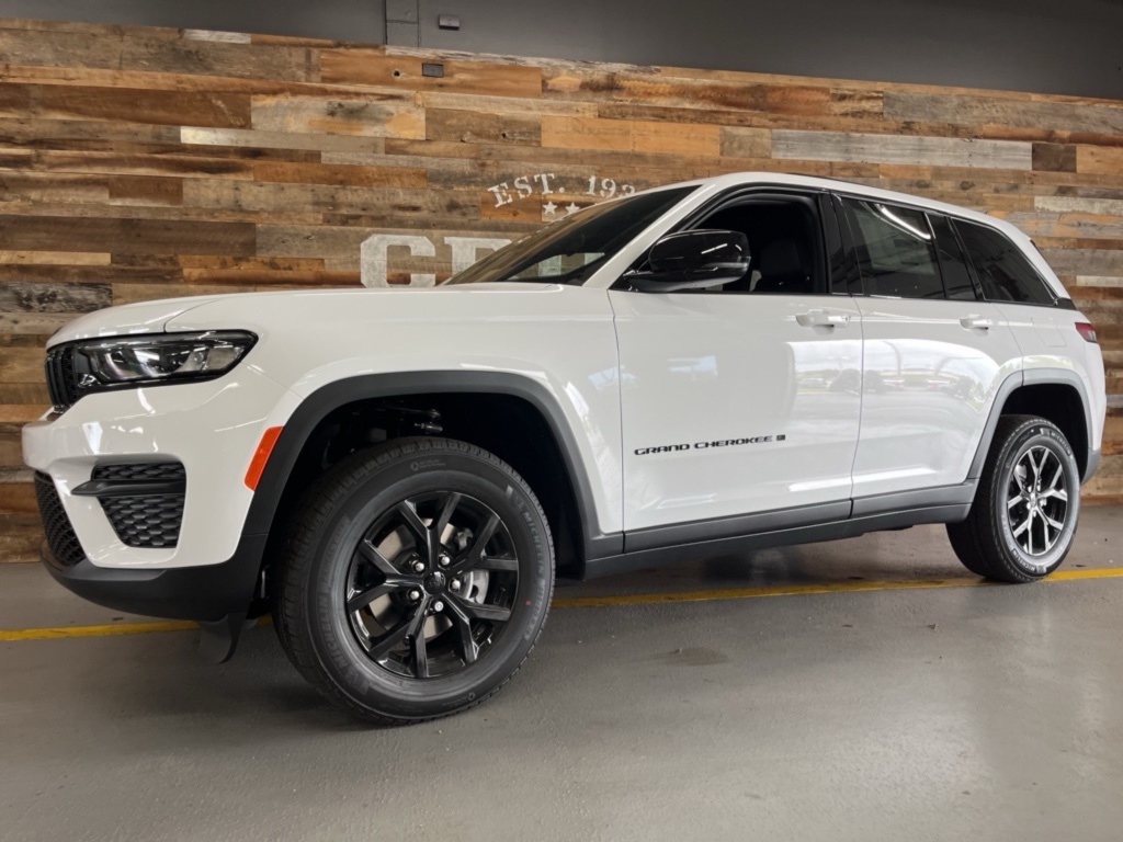 2025 Jeep Grand Cherokee Laredo Altitude photo 2