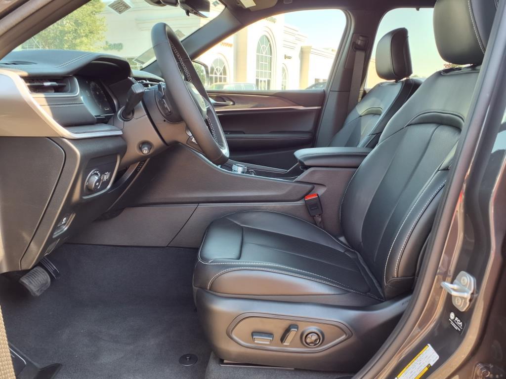 2025 Jeep Grand Cherokee Limited photo 3