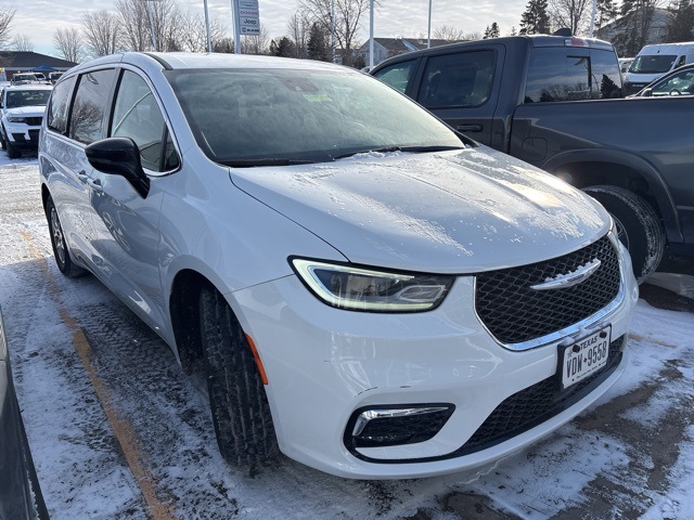 2024 Chrysler Pacifica Touring L's photo