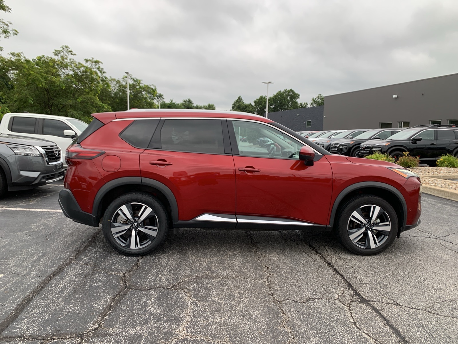 2023 Nissan Rogue SL photo 5